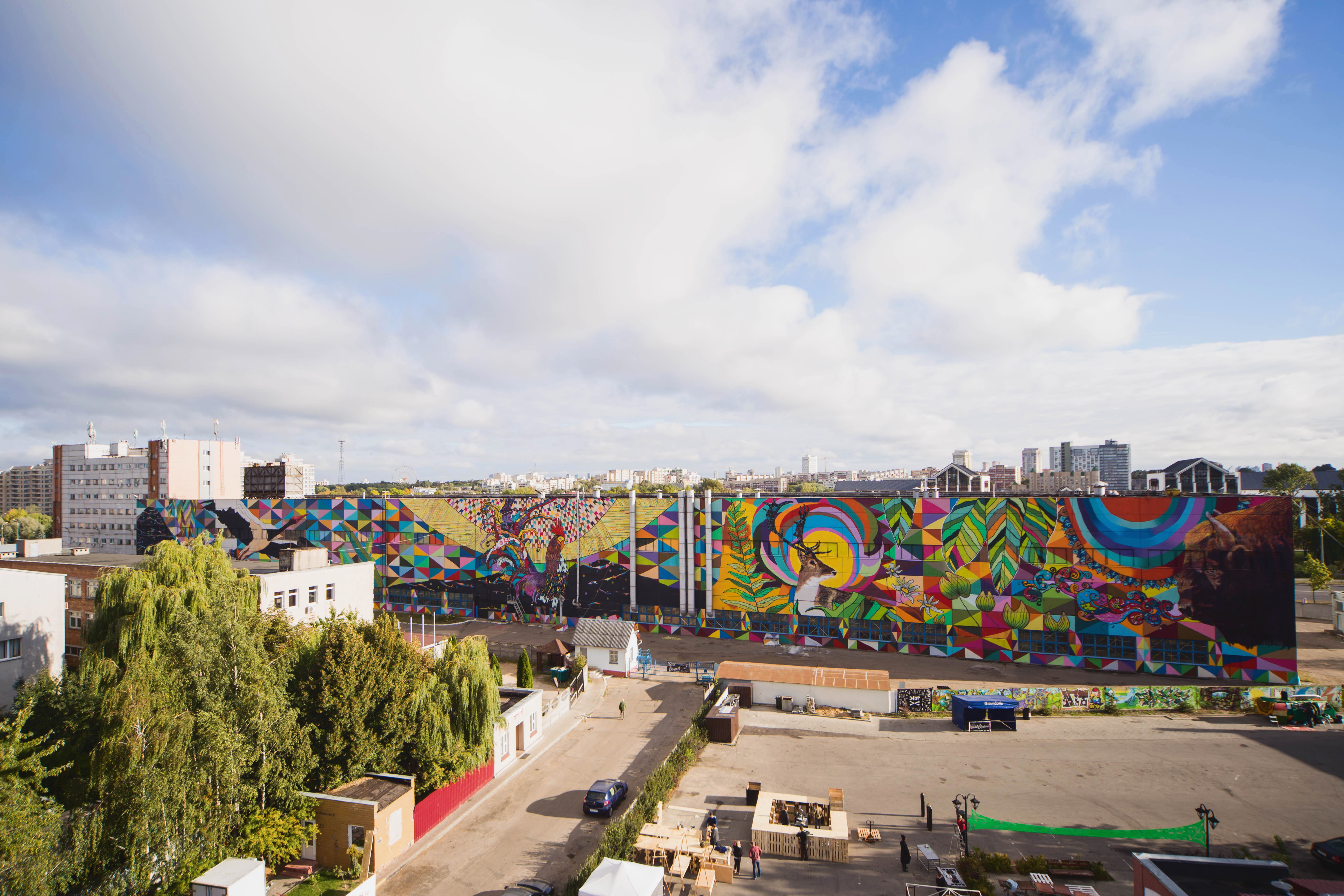 MINSK, BELARUS - AUGUST 12, 2019: Street Art On Oktyabrskaya Street.  Graffiti (mermaid, Cat, Giraffes, Roses, Kiss) On Wall Of Industrial  Building, Created As Part Of Vulica Brasil Festival (author Rogerio  Fernandes