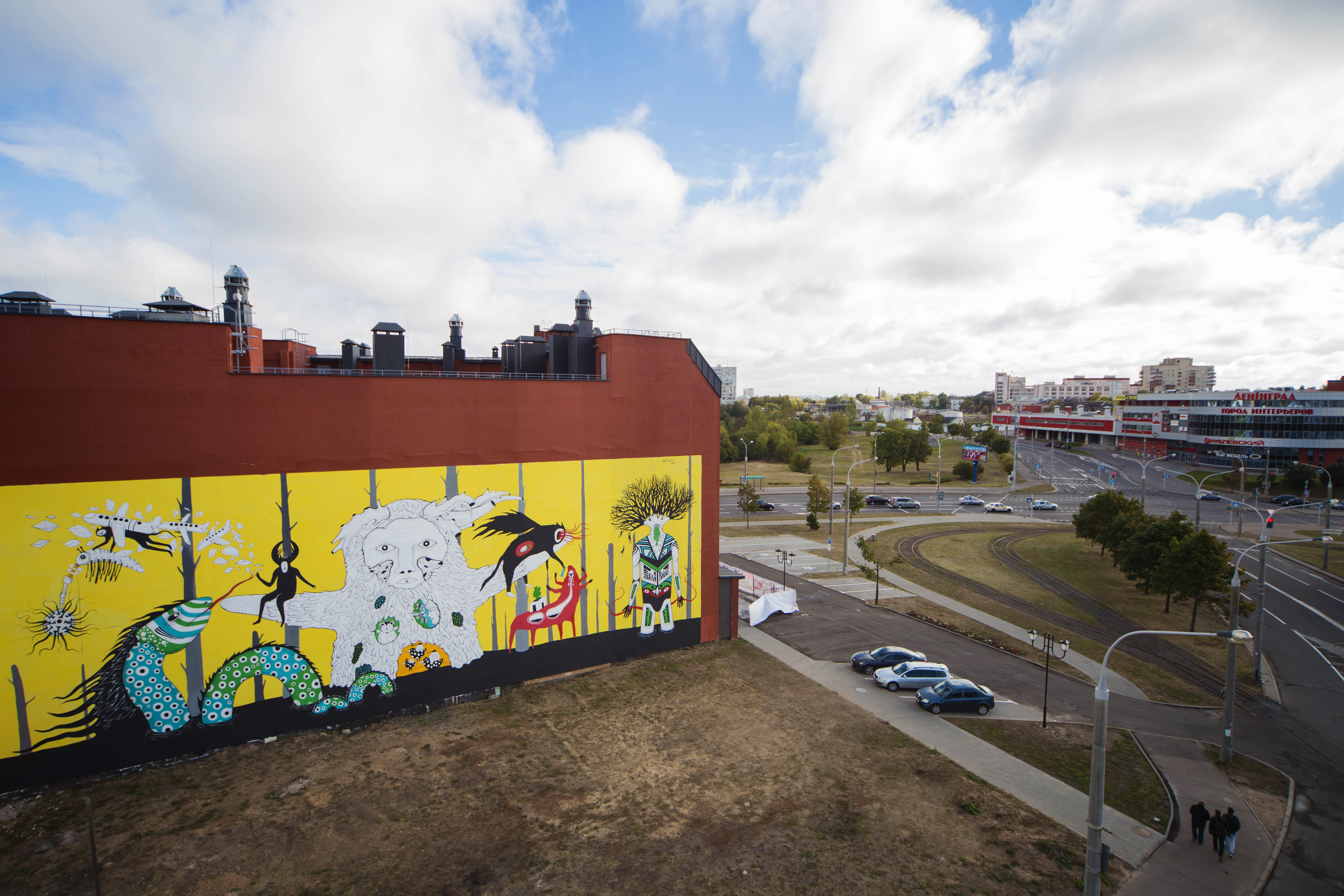 MINSK, BELARUS - AUGUST 12, 2019: Street Art On Oktyabrskaya Street.  Graffiti (mermaid, Cat, Giraffes, Roses, Kiss) On Wall Of Industrial  Building, Created As Part Of Vulica Brasil Festival (author Rogerio  Fernandes