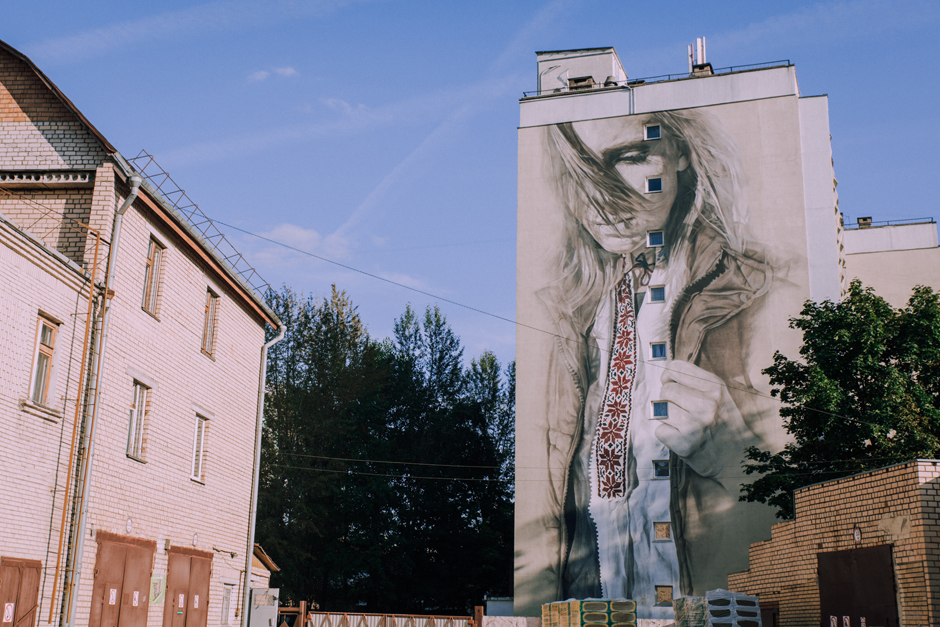 MINSK, BELARUS - AUGUST 12, 2019: Street Art On Oktyabrskaya Street.  Graffiti (mermaid, Cat, Giraffes, Roses, Kiss) On Wall Of Industrial  Building, Created As Part Of Vulica Brasil Festival (author Rogerio  Fernandes