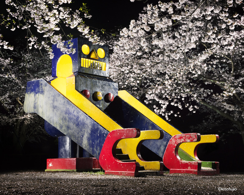 Фото дня: японские детские площадки ночью