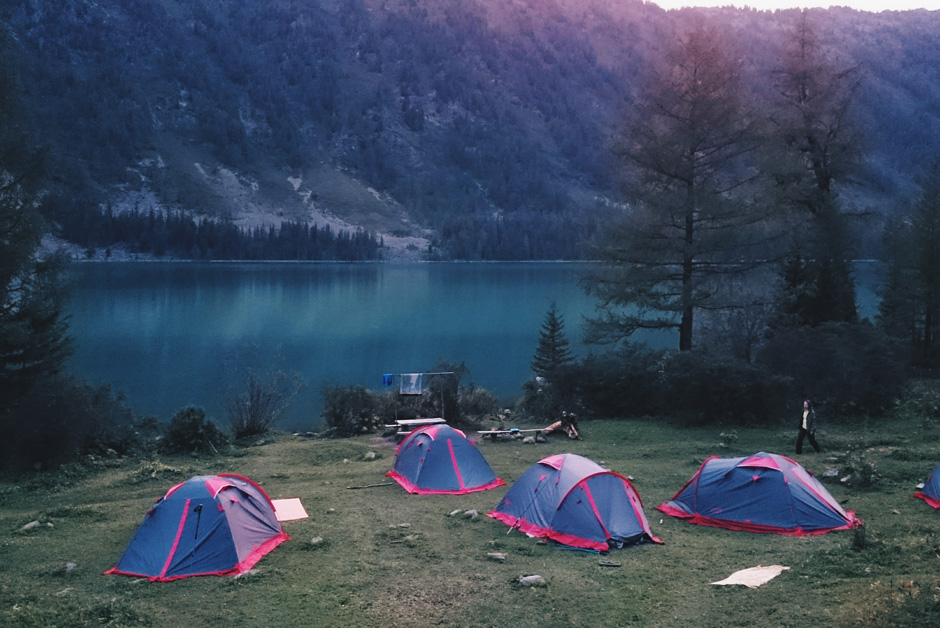 Горный кемпинг. Горный Алтай палатки. Телецкое озеро с палаткой. Горный Алтай палаточный городок. Телецкое озеро Алтай с палаткой.